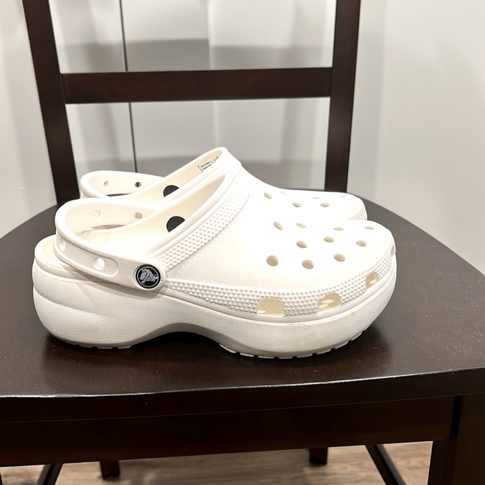 White platform CROCS size 7 women’s